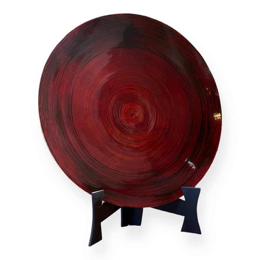 Plato decorativo color rojo de costado